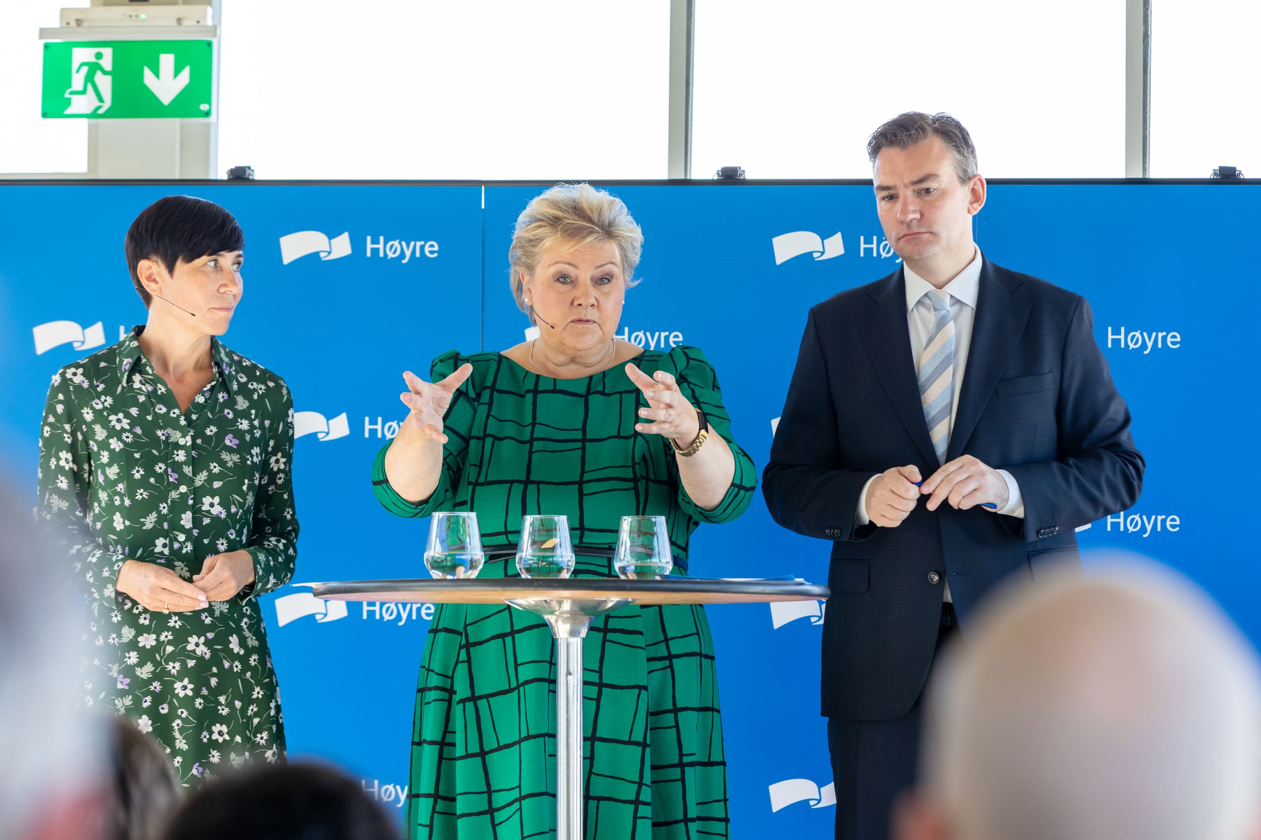 Erna Solberg, Ine Eriksen Søreide og Henrik Asheim på pressekonferansen fredag.